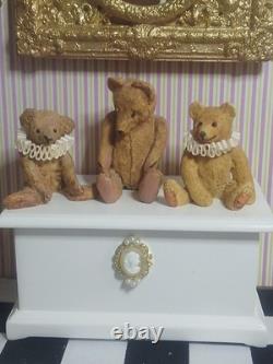 1/12 Porcelin Dolls House Doll's 3 Teddies & Toy Box