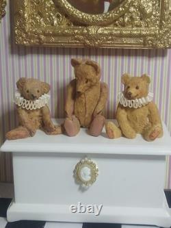 1/12 Porcelin Dolls House Doll's 3 Teddies & Toy Box
