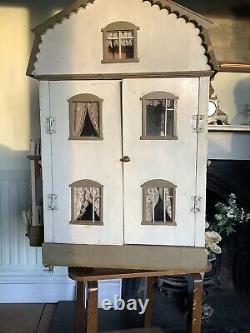 Antique dolls house