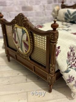 Dolls House 1/12 Scale Miniature Quality Walnut French Double Bed And Bedding
