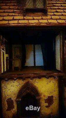 Dolls House 112 made by G. Welch 1995. Empty might be with some paint and small