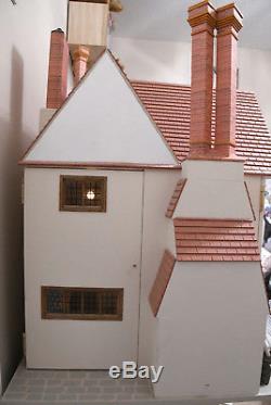 Dolls House Emporium LUTYENS HOUSE inc LIGHTING & Some FURNITURE Excellent Model