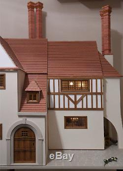 Dolls House Emporium LUTYENS HOUSE inc LIGHTING & Some FURNITURE Excellent Model