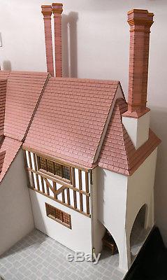 Dolls House Emporium LUTYENS HOUSE inc LIGHTING & Some FURNITURE Excellent Model