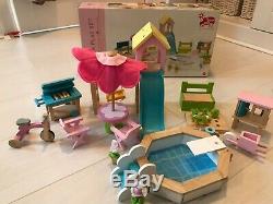 Le Toy Van The Lavender Dolls House with dolls and lots of furniture
