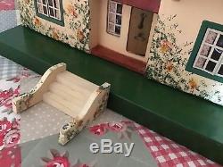 Lovely Vintage Triang 62 dolls house in great condition