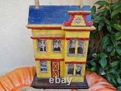 Maison de poupées ancienne avec des meubles