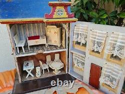 Maison de poupées ancienne avec des meubles