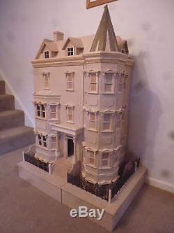 The Bentley House 1/12 SCALE DOLLS HOUSE ready made 12DHD041