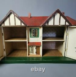 Vintage 1930's Triang Mock Tudor dolls house, large size dollhouse