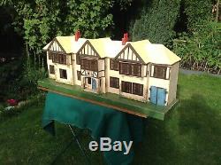 Vintage TRIANG 1930s dolls house and furniture